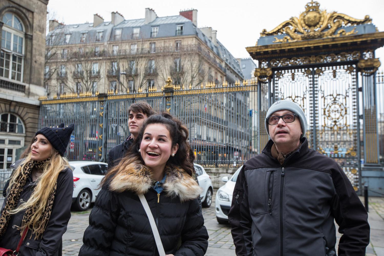 <a href='http://k97e.feshine.net'>全球十大赌钱排行app</a>学院法语教授Pascal Rollet带领学生们到巴黎游学.